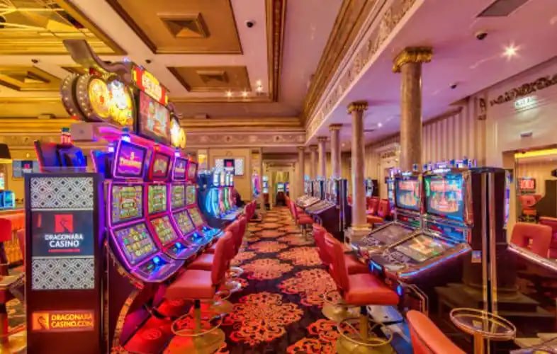Tampilan meja Live Roulette tmbet88 dengan dealer dan pemain di layar mobile